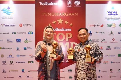 InfoPublik - Bupati Nina Sabet Penghargaan TOP Pembina BUMD Tahun 2022