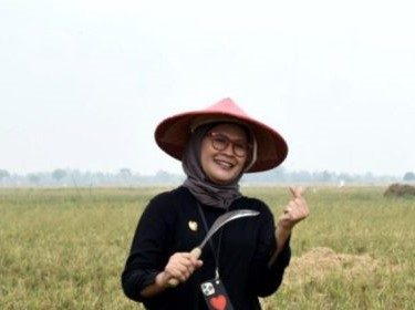 E:\Bupati Indramayu\Bupati di sawah.jpg